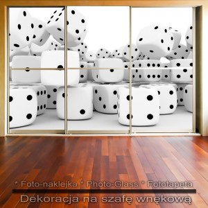 Kostki do gry - dekoracja na szafę