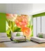 Modny salon w naturalnych kolorach zieleni z fototapetą pomarańczowy tulipan