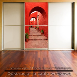 Czerwone podwórze- dekoracja na szafę