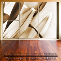 Liliowe pąki - dekoracja na szafę