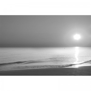 Fototapeta wschód słońca nad morzem - czarno biała