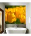 Aranżacja łazienki z fototapetą z motywem żółtych tulipanów