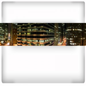 Fototapeta panoramiczna - okna wieżowców nocą