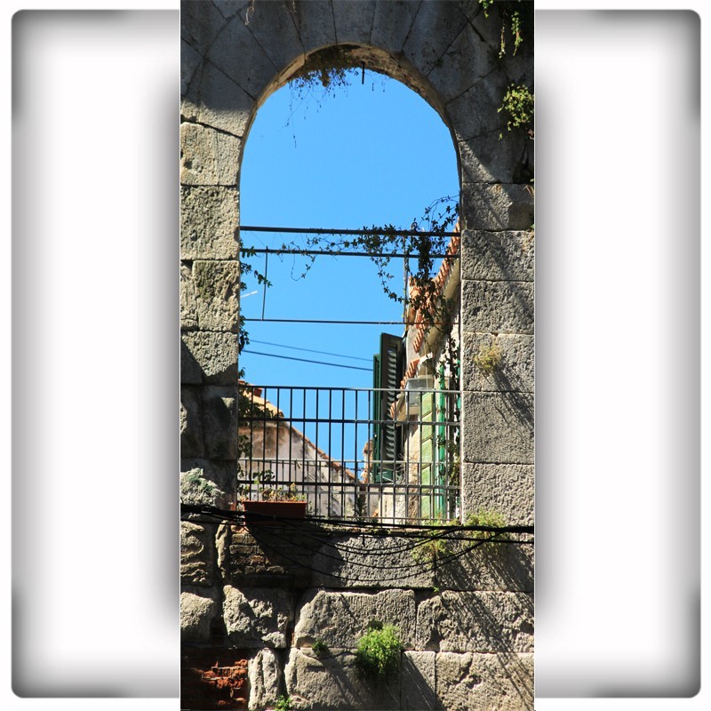 Fototapeta balkon w starej kamienicy