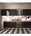 Aranżacja ściany w kuchni między szafkami z fototapetą płatki magnolii