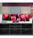 Ściana między kuchennymi szafkami z fototapetą w tulipany