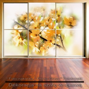 Gałązka w kwiatach - dekoracja na szafę