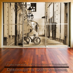 Rowerowy zaułek - dekoracja na szafę