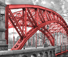 Czerwona konstrukcja mostu